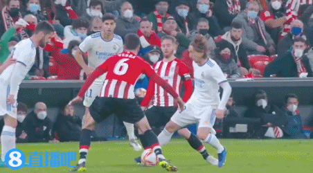 38岁梅西依旧掌控比赛，用瞬间决定胜负，展现非凡实力。